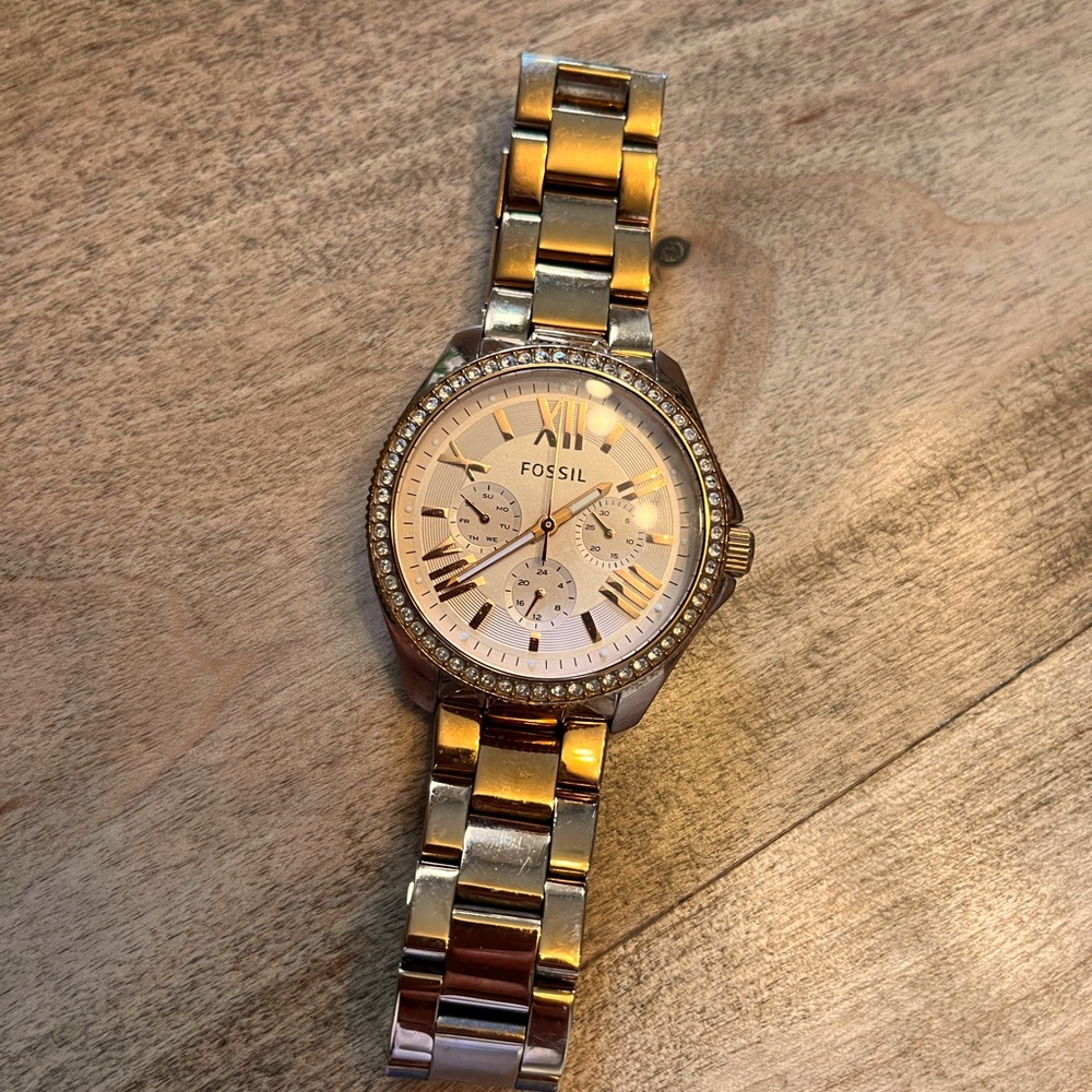 Fossil watch in rose gold.